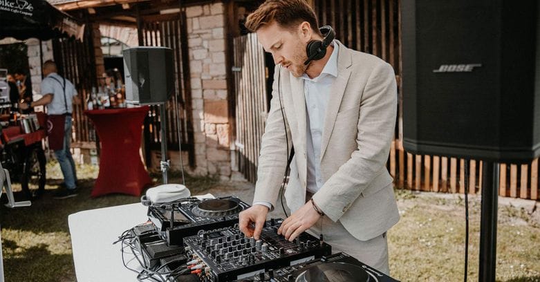 Musikalische Magie entfesseln: Die Kunst eines Hochzeits-DJs