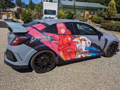 Auto selber folieren Kosten: Spart man wirklich beim DIY-Itasha?