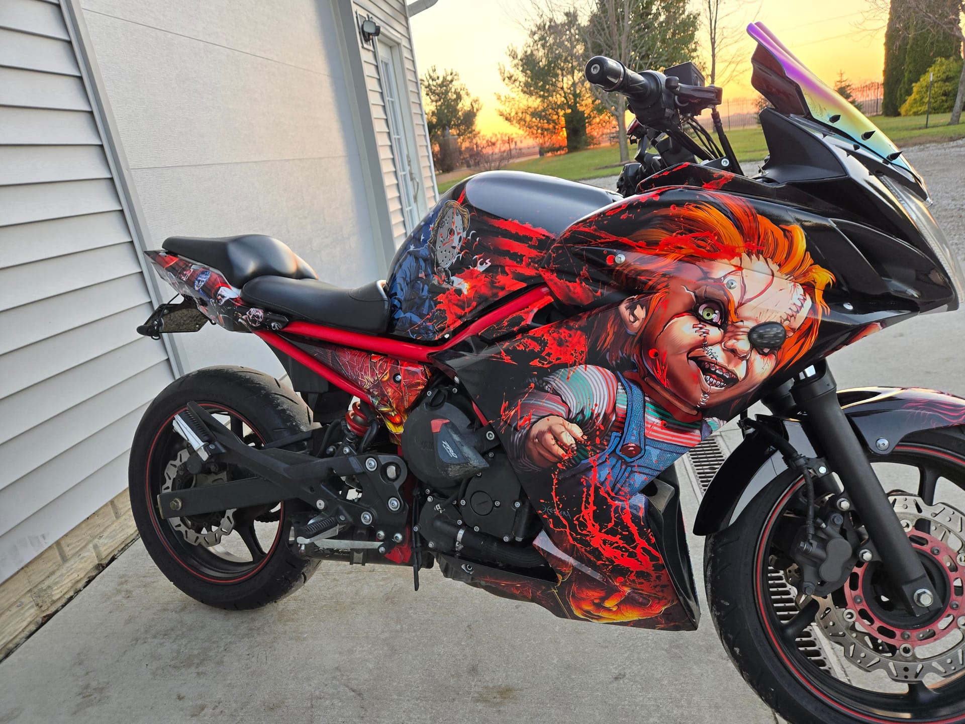 Auto selber folieren Kosten: Spart man wirklich beim DIY-Itasha?