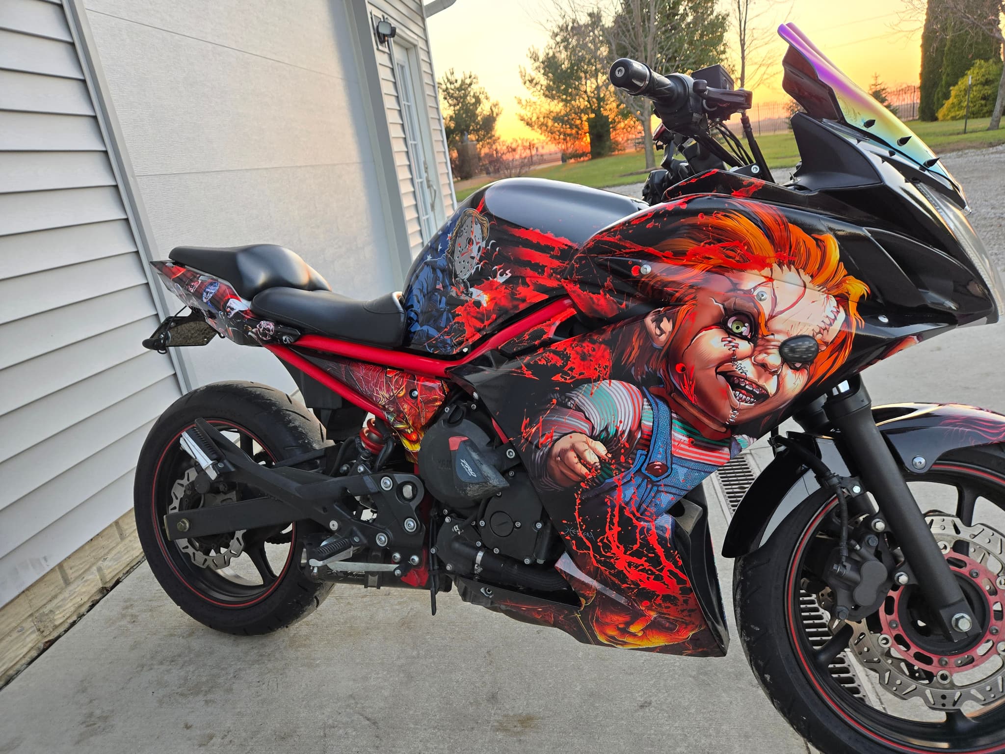 Auto selber folieren Kosten: Spart man wirklich beim DIY-Itasha?