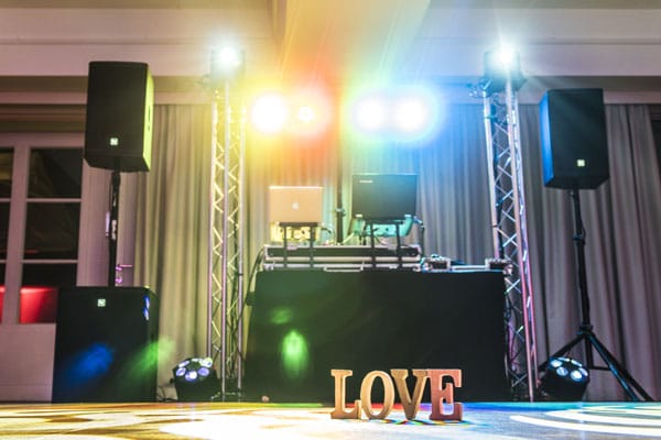 Tanzen durch die Liebe: Die Odyssee des Hochzeits-DJs