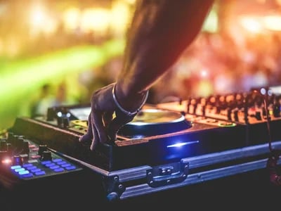 Tanzen durch die Liebe: Die Odyssee des Hochzeits-DJs