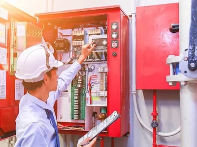 Warum Unternehmen in die regelmäßige Prüfung ortsfester elektrischer Anlagen investieren sollten