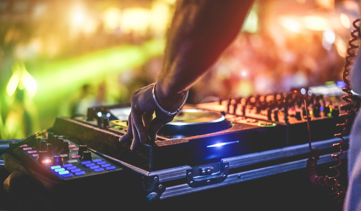 Tanzen durch die Liebe: Die Odyssee des Hochzeits-DJs