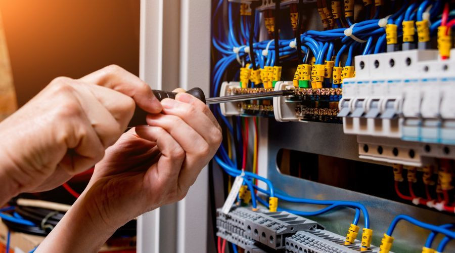 Warum Unternehmen in die regelmäßige Prüfung ortsfester elektrischer Anlagen investieren sollten