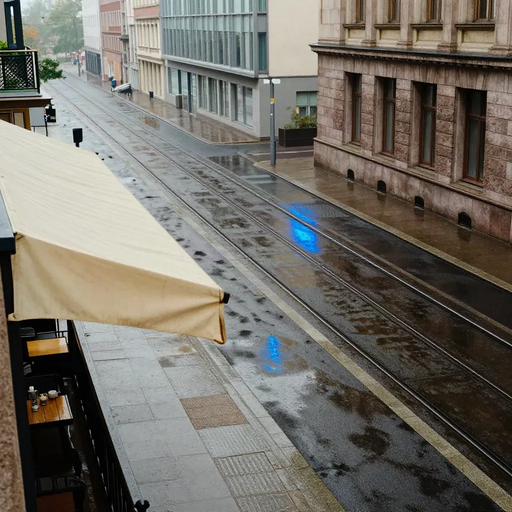 Nasse Berliner Ecke mit Tramgleisen, Fahrradspur, Café-Markise und Theaterfassade im Nebel.