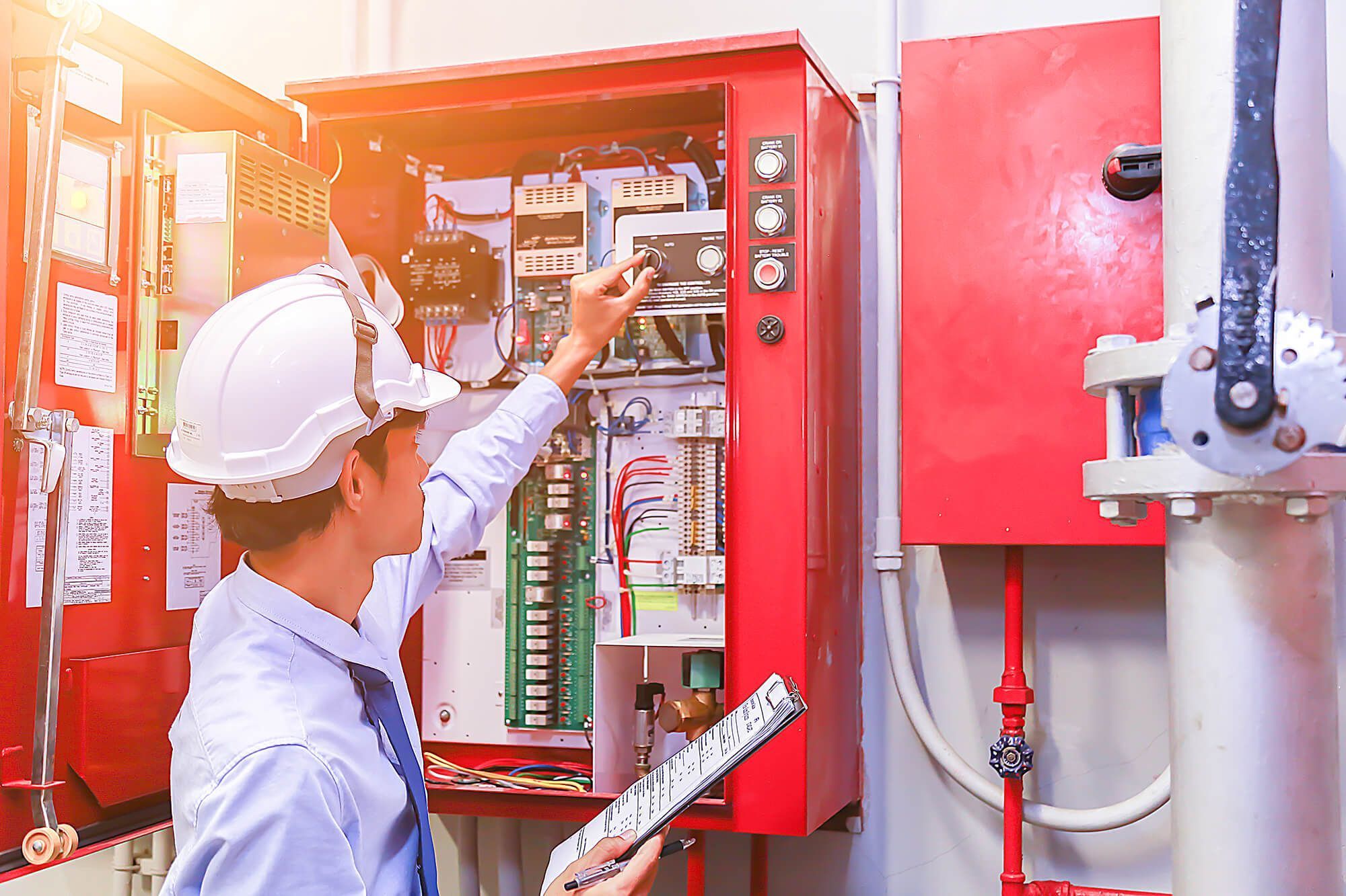 Warum Unternehmen in die regelmäßige Prüfung ortsfester elektrischer Anlagen investieren sollten