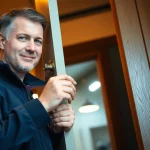 Schlüsseldienst Pforzheim öffnet beschädigungsfrei eine Tür mit erfahrenem Techniker.