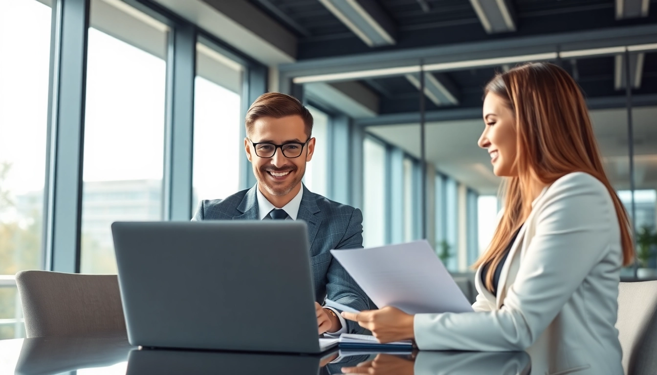 Headhunter IT berät Kunden in einem modernen Büro, um Rekrutierungsstrategien zu entwickeln.